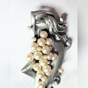Vintage 70s JJ Jonette Bathing Beauty bubble bath pin pearl pewter silver Brooch